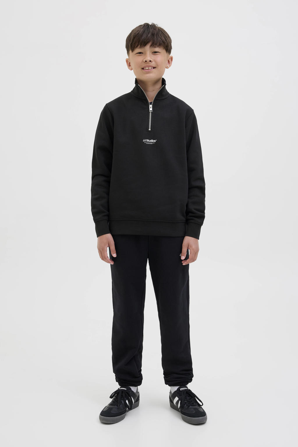 Zwarte jongens JACK & JONES JUNIOR sweater van katoen met tekst print, lange mouwen, opstaande kraag en halve rits