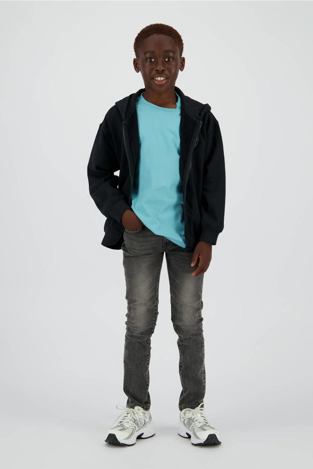 Zwarte jongens Vingino sweatvest met effen, lange mouwen, capuchon, ritssluiting en 3D applicatie