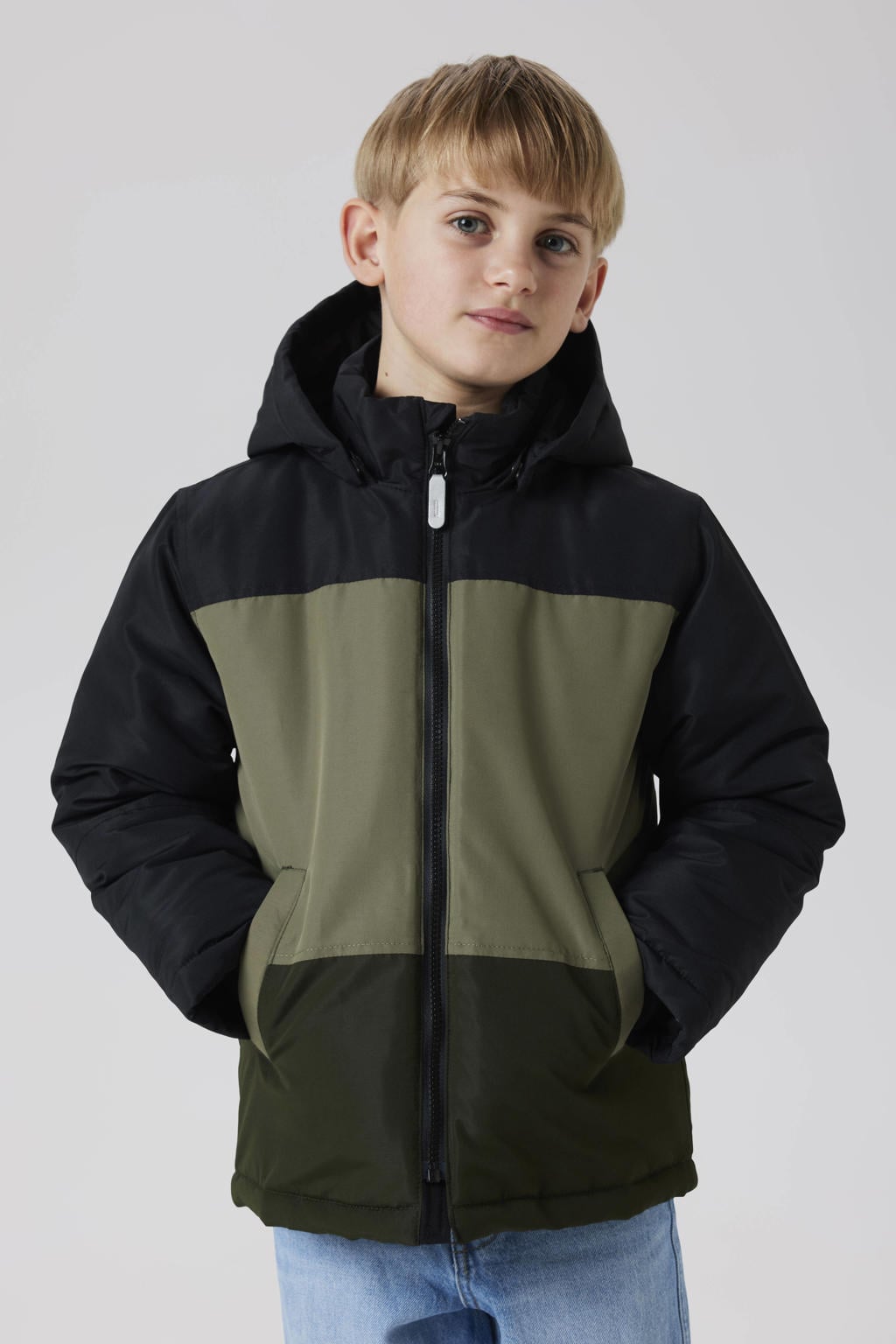 Olijfgroen, donkerblauw en donkergroene jongens NAME IT KIDS gewatteerde jas van polyester met meerkleurige print, lange mouwen, capuchon, ritssluiting en reflecterende details