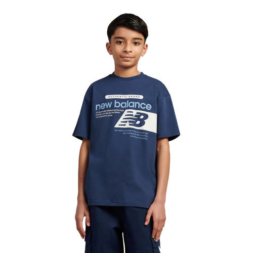 New Balance T-shirt Brand Players Graphic donkerblauw Jongens/Meisjes Katoen Ronde hals - maat 176 afbeelding