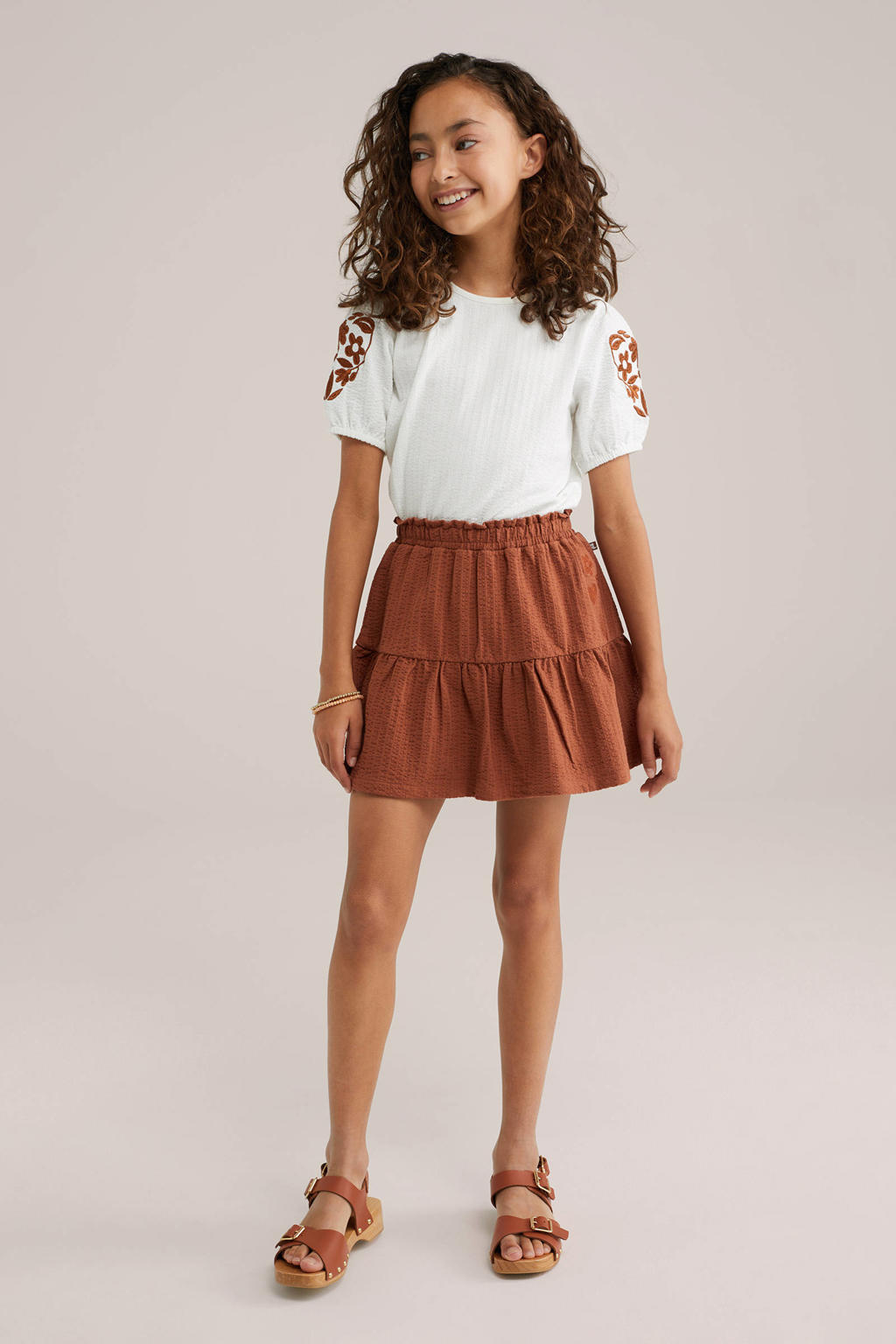 Roodbruine meisjes WE Fashion strokenrok bruin voorzien van elastische tailleband