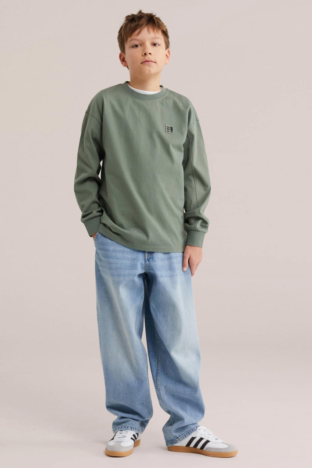 Olijfgroene jongens WE Fashion longsleeve van sweat materiaal met lange mouwen, ronde hals en geribde boorden