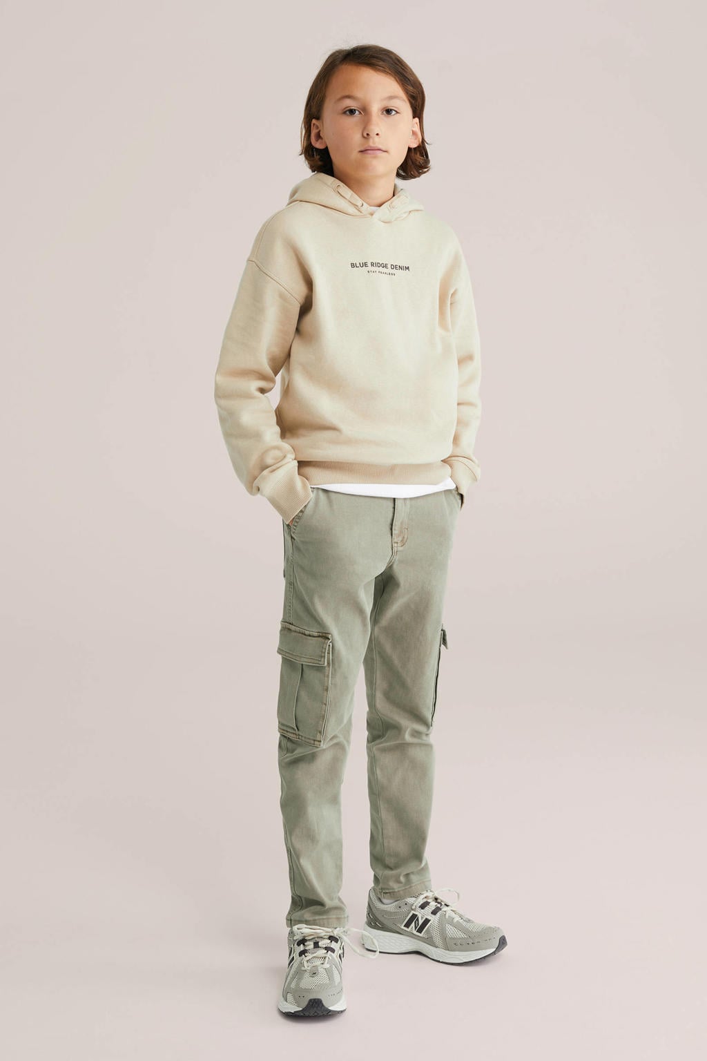 Kakikleurige jongens WE Fashion Blue Ridge tapered cargo jeans van katoen met rits- en knoopsluiting en effen