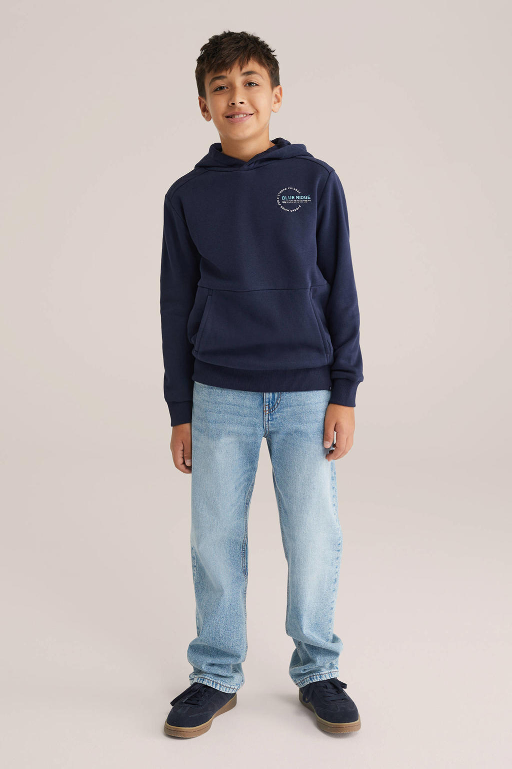 Donkerblauwe jongens WE Fashion Blue Ridge hoodie van sweat materiaal met effen, lange mouwen en capuchon