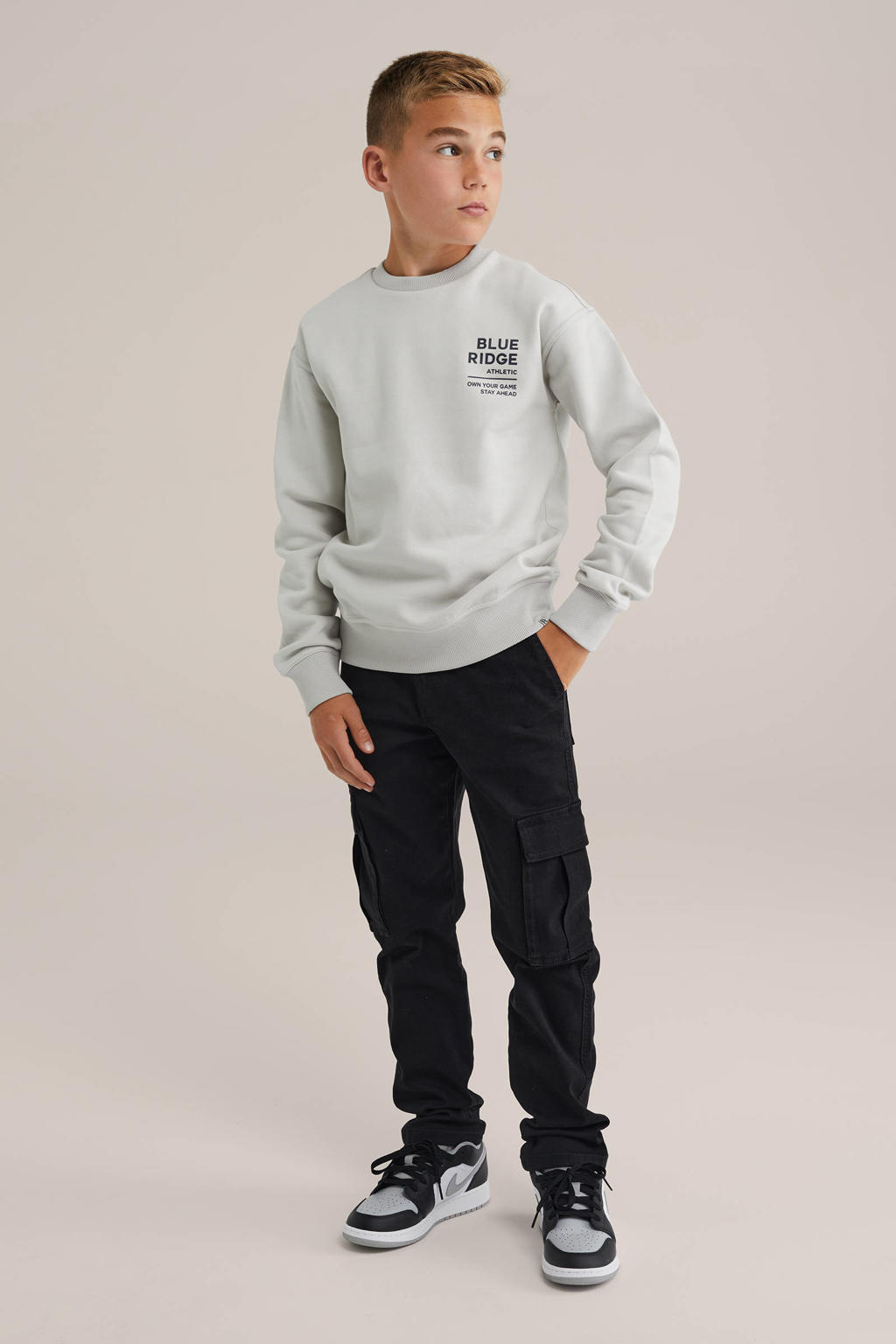 Zwarte jongens WE Fashion tapered cargo jeans van katoen met rits- en knoopsluiting en effen