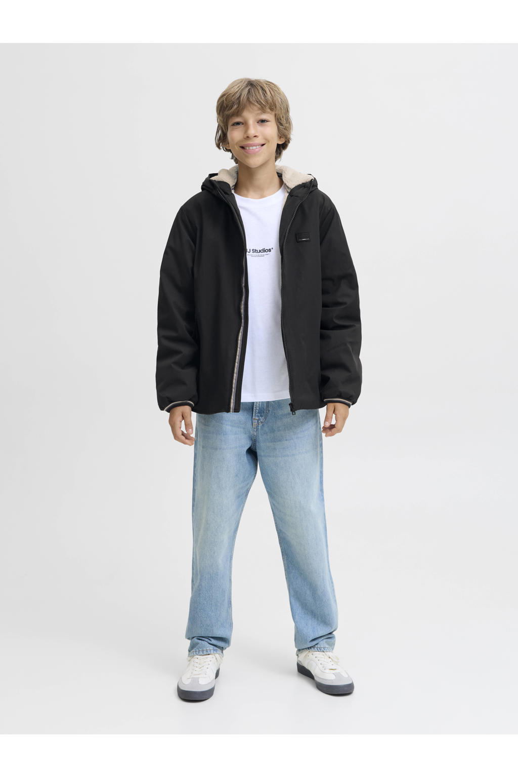 Zwarte jongens JACK & JONES JUNIOR gewatteerde jas van polyester met effen, lange mouwen, capuchon, ritssluiting en gebreide details
