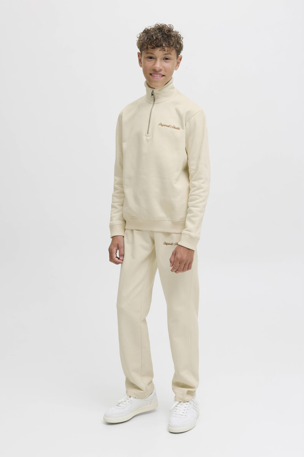 Ecru jongens JACK & JONES JUNIOR sweater met tekst print, lange mouwen, opstaande kraag, halve rits en geribde boorden