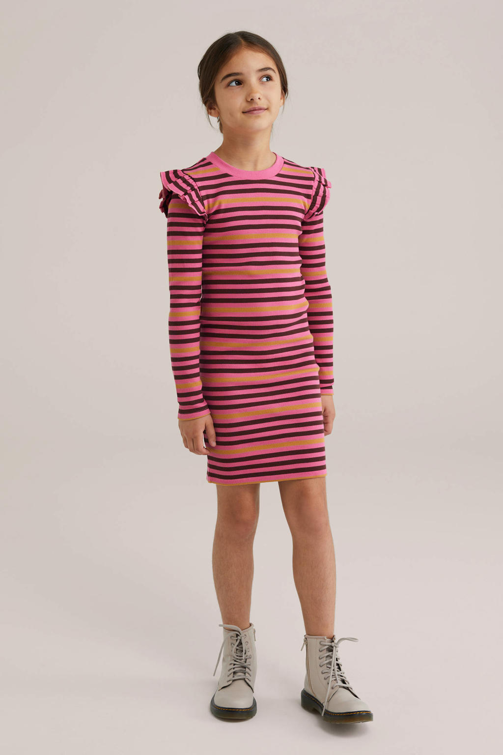 Roze, bordeaux en okergele meisjes WE Fashion korte jurk van stretchkatoen met strepenprint, lange mouwen en ronde hals