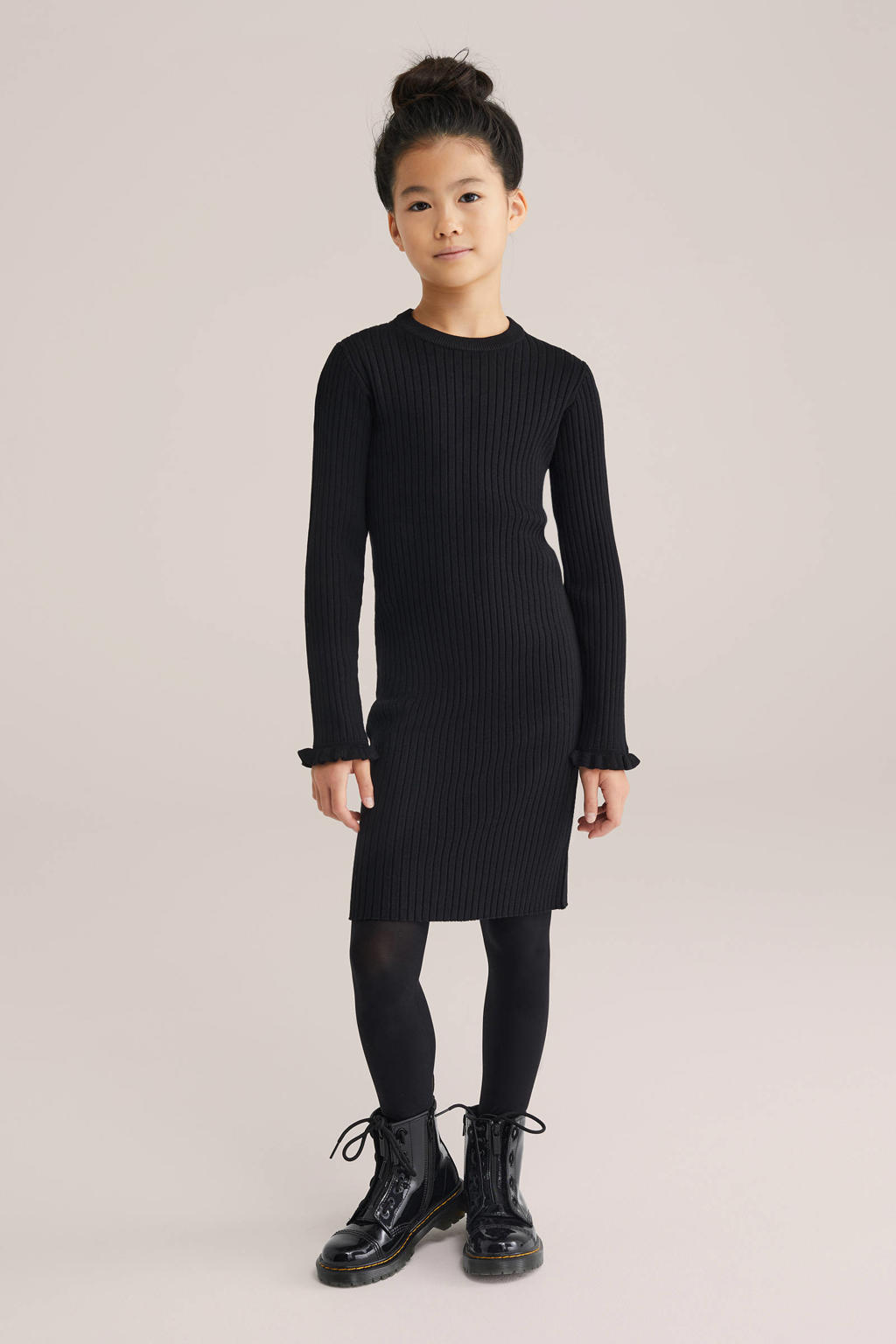 Zwarte meisjes WE Fashion midi jurk rib gebreid van viscose met effen, lange mouwen en ronde hals