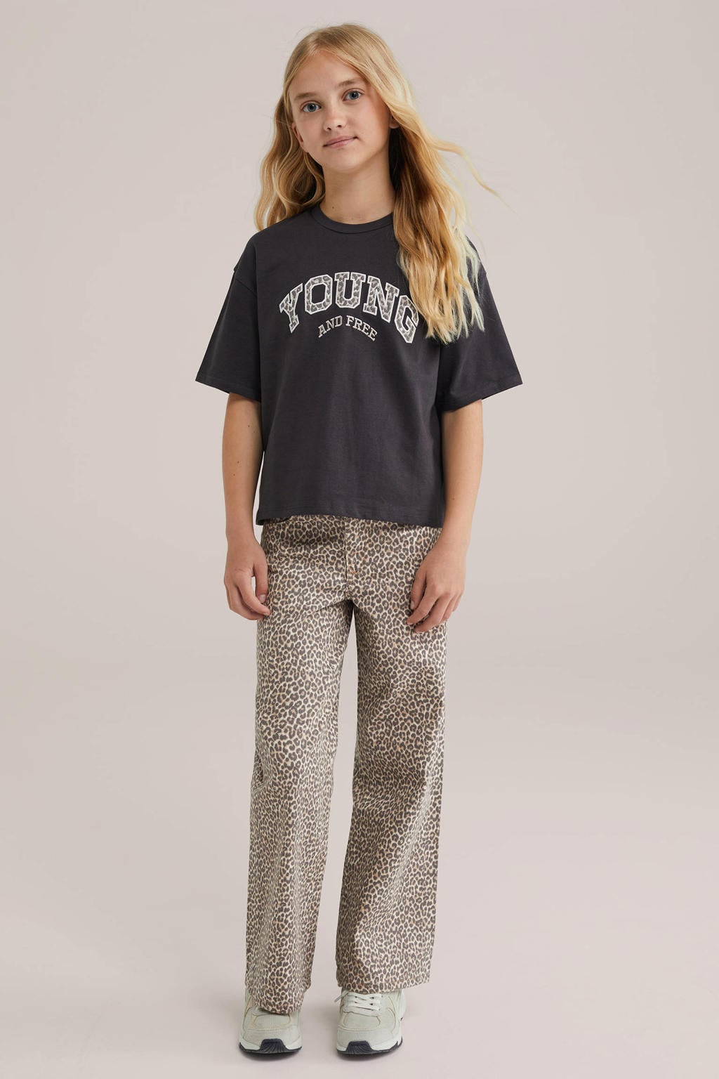 Beige, bruin en ecru meisjes WE Fashion Blue Ridge loose casual broek van katoen met rits- en knoopsluiting en dierenprint