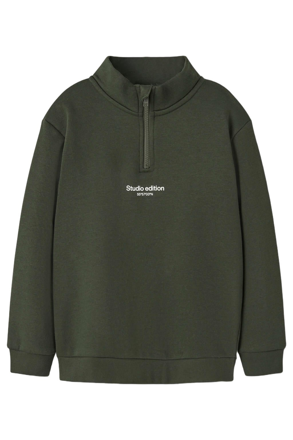 Donkergroene jongens NAME IT KIDS sweater met tekst print, lange mouwen, opstaande kraag, halve rits en geribde boorden
