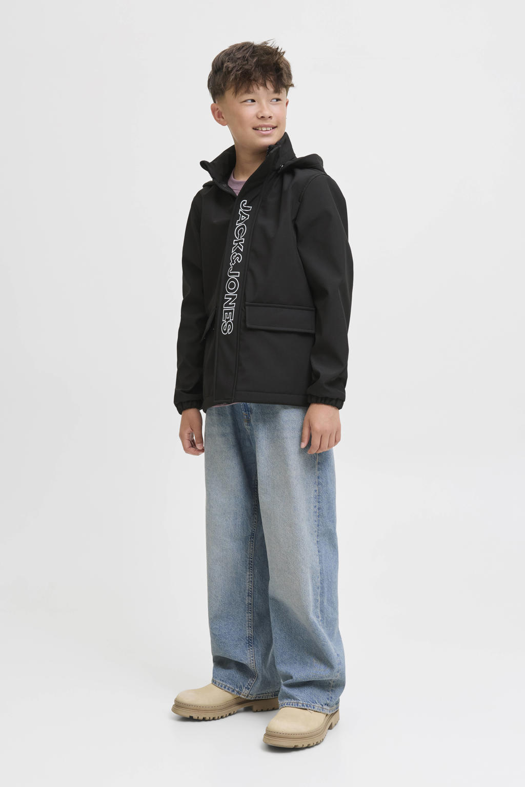 Zwarte jongens JACK & JONES JUNIOR softshell jas met logo dessin, lange mouwen, capuchon en rits- en drukknoopsluiting