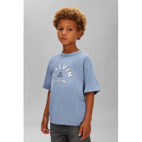 Calvin Klein T-shirt lichtblauw Jongens Katoen Ronde hals Logo - maat 164 afbeelding