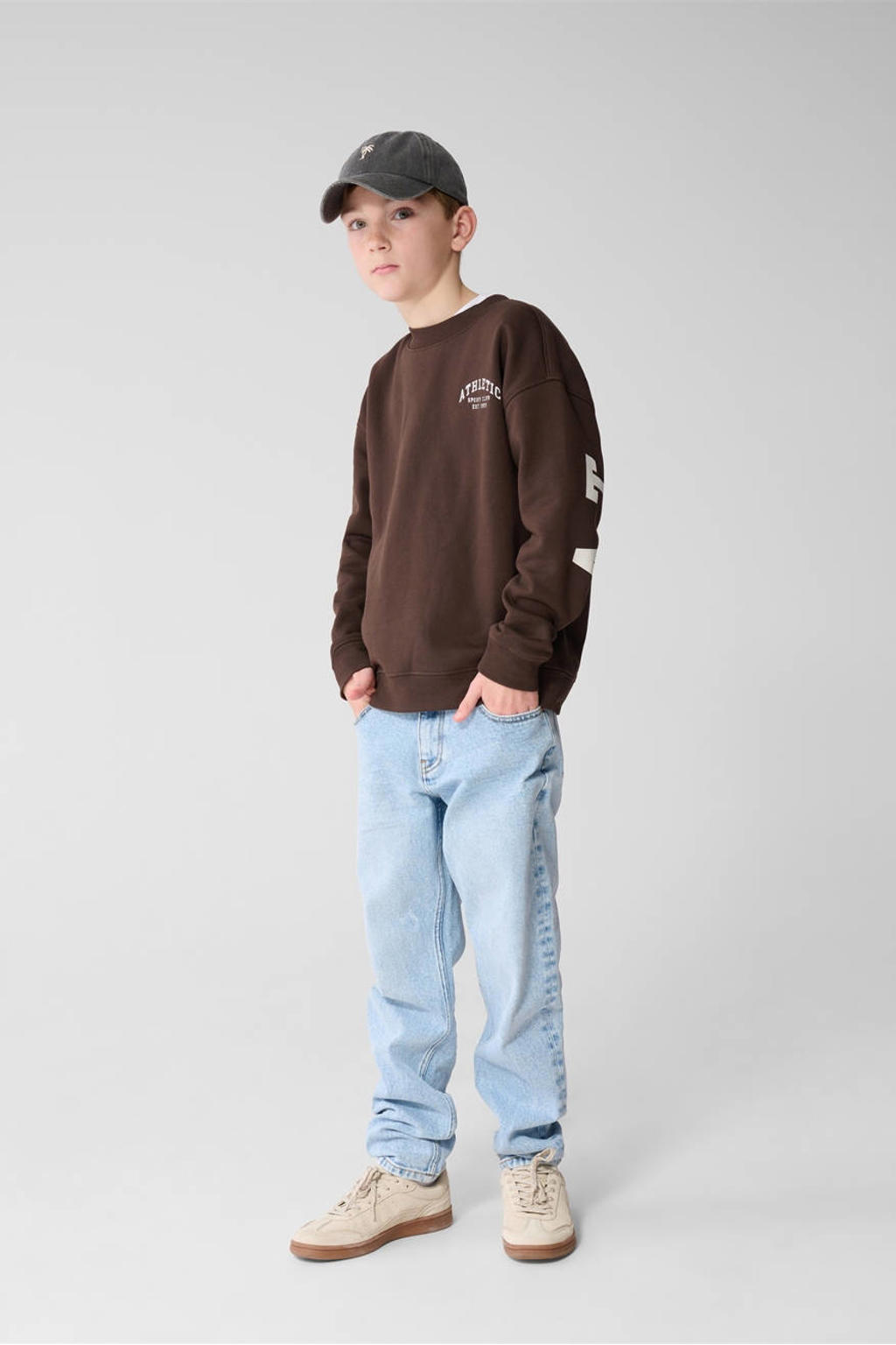 Donkerblauwe jongens Shoeby relaxed sweater met backprint, lange mouwen, ronde hals en geribde boorden