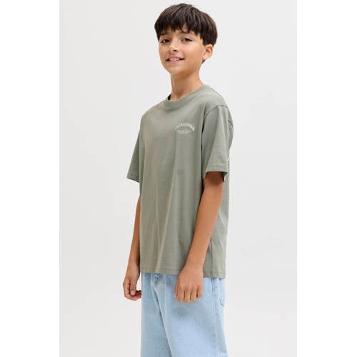 JACK & JONES JUNIOR T-shirt met backprint grijsgroen Jongens Katoen Ronde hals - maat 128 afbeelding