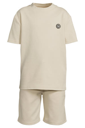 T-shirt + korte broek met textuur beige