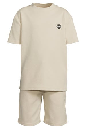 T-shirt + korte broek met textuur beige