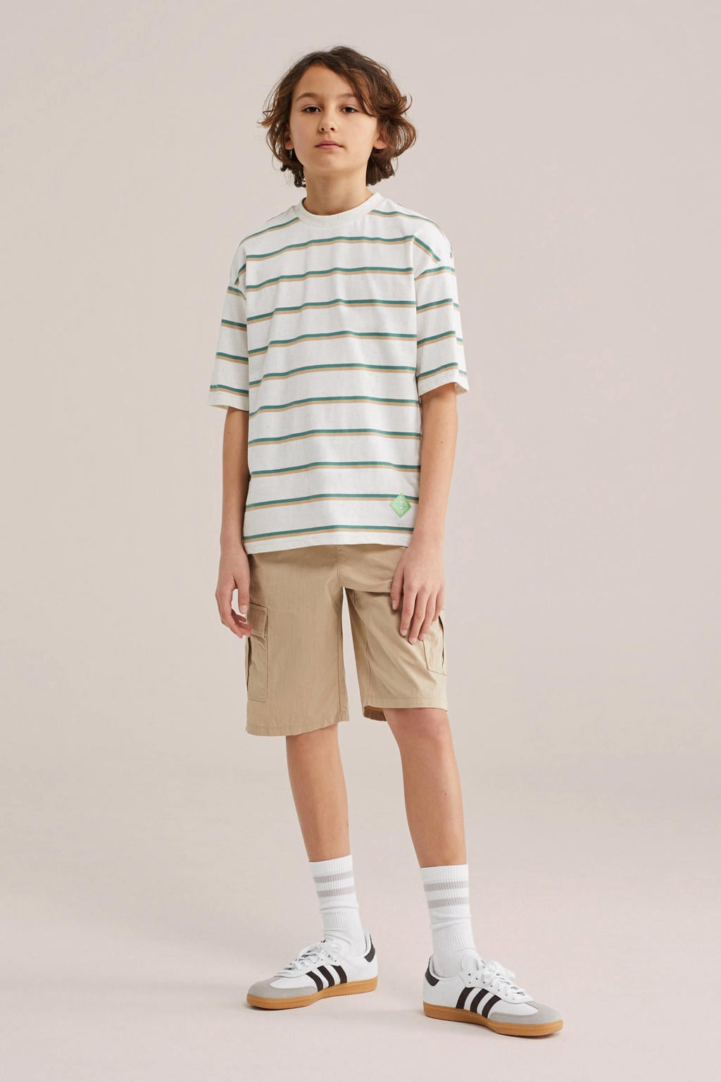 Lichtbruine jongens WE Fashion Blue Ridge loose fit cargo short van katoen met elastische tailleband met koord en effen