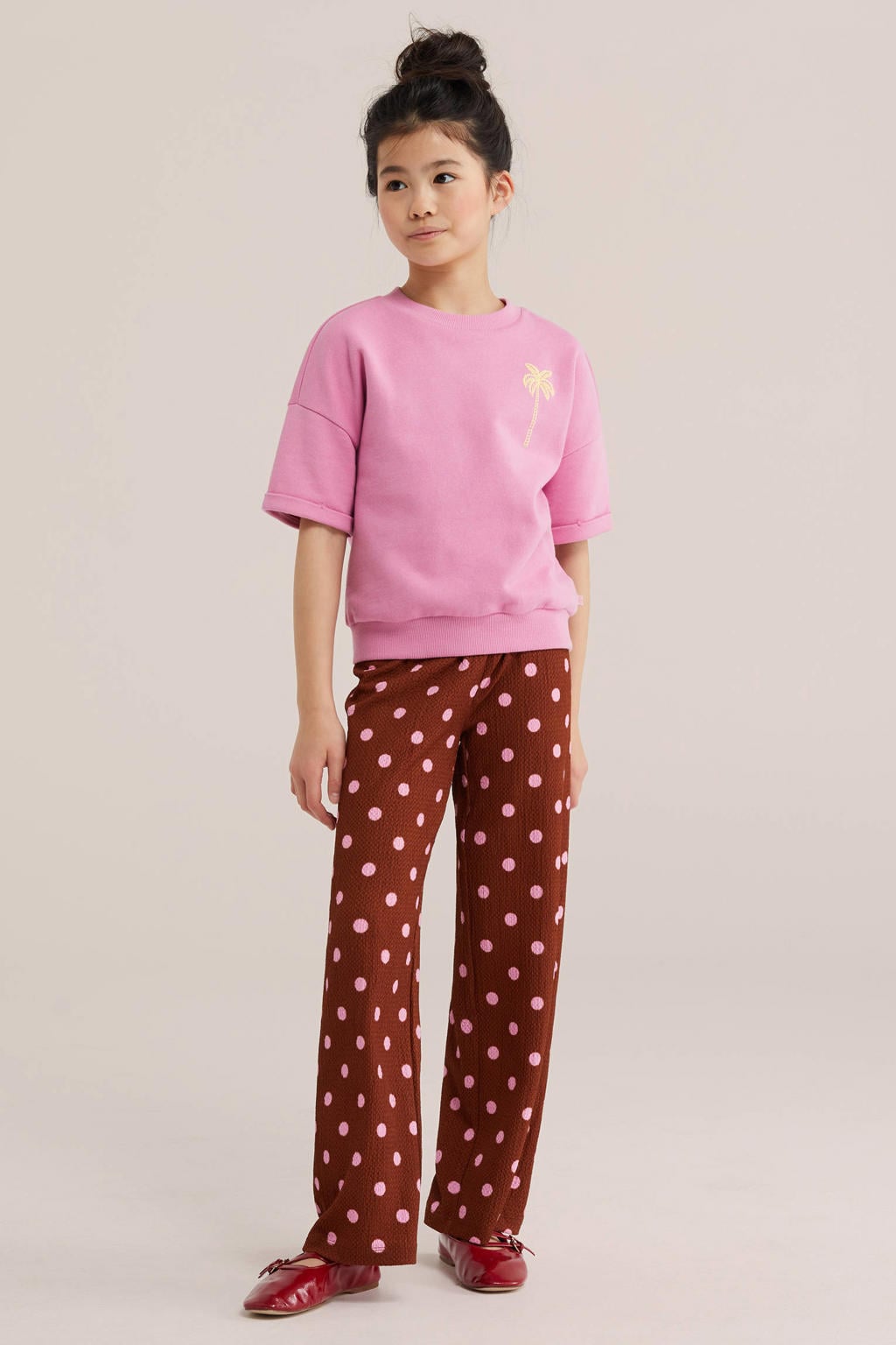 Donkerbruin en roze meisjes WE Fashion palazzo broek van polyester met loose fit, elastische tailleband en stippenprint