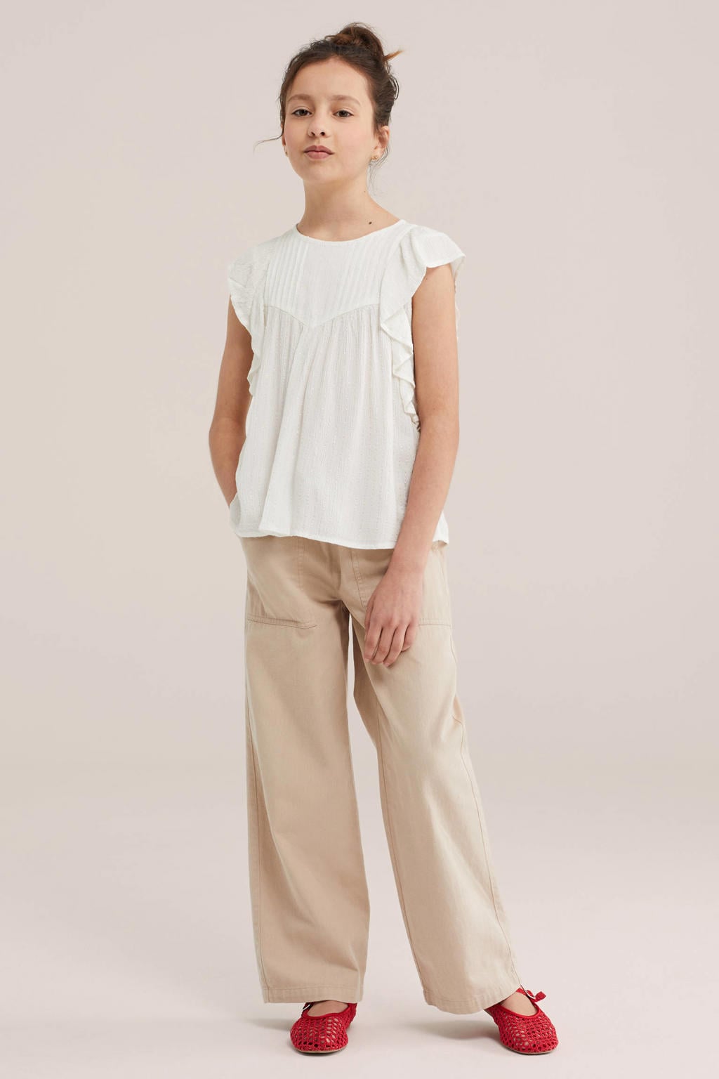 Witte meisjes WE Fashion T-shirt van viscose met effen, ronde hals, knoopsluiting en plooien