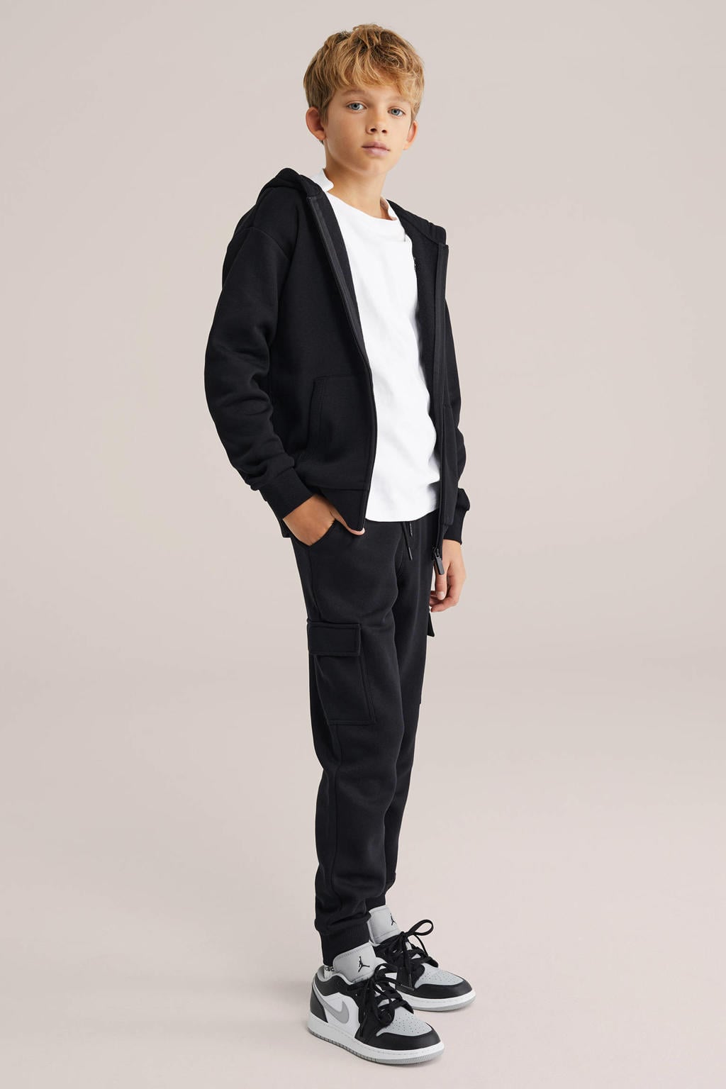 Zwarte jongens WE Fashion regular cargobroek van sweat materiaal met elastische tailleband met koord en effen
