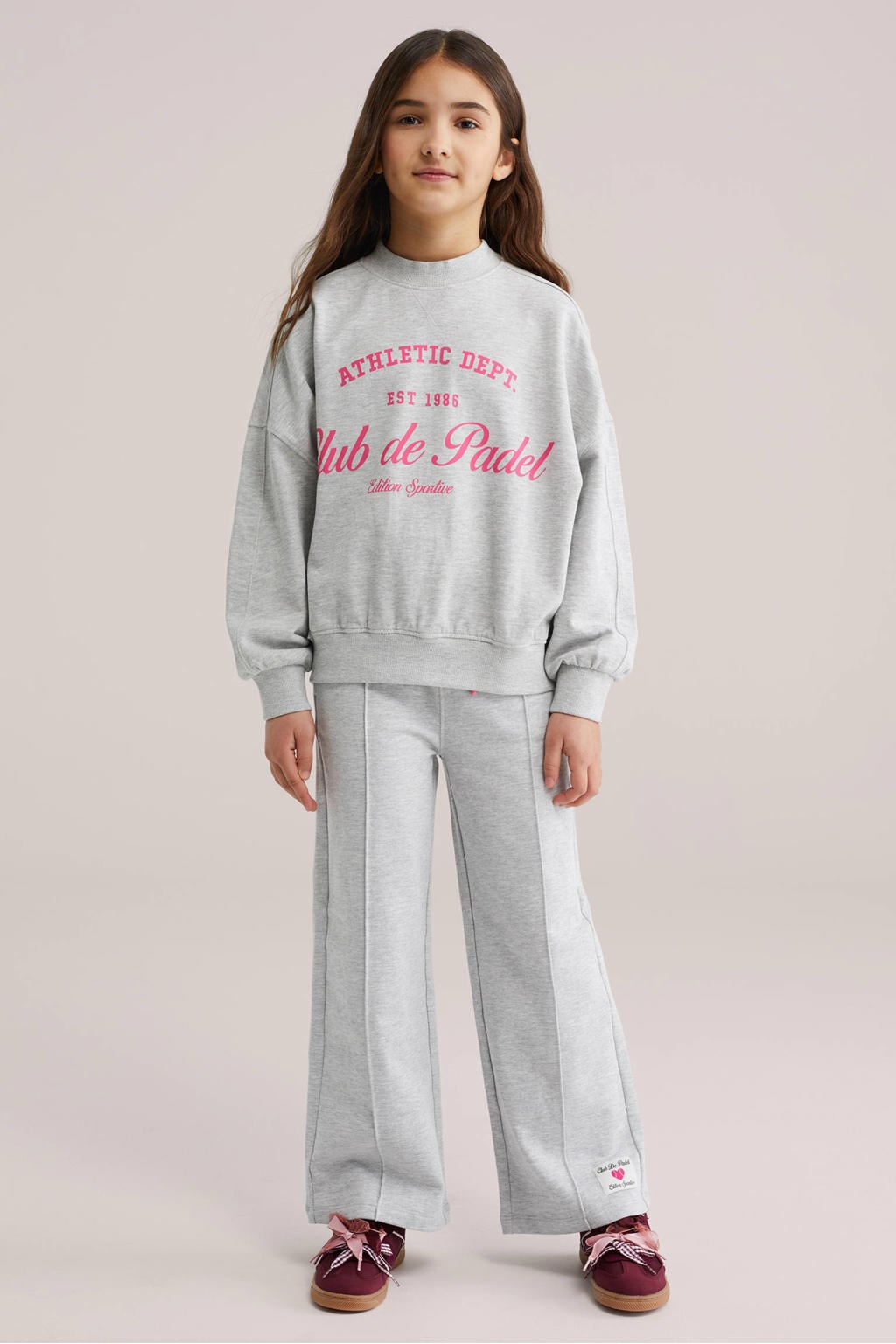 Grijs melange meisjes WE Fashion casual broek melange van sweat materiaal met loose fit, elastische tailleband met koord en effen