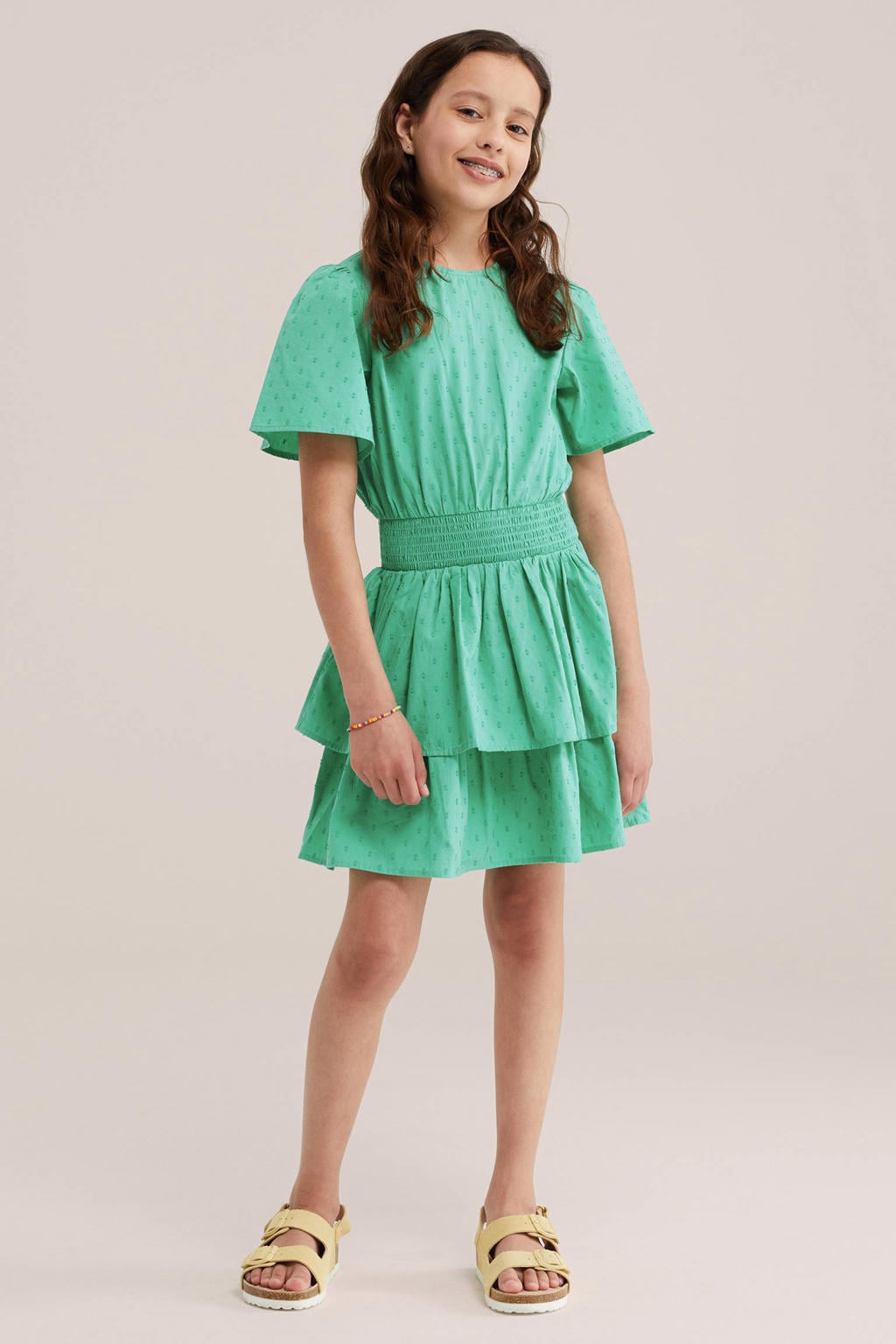 Groene meisjes WE Fashion zomerjurk van katoen met stippenprint, korte mouwen, ronde hals, knoopsluiting en smockwerk