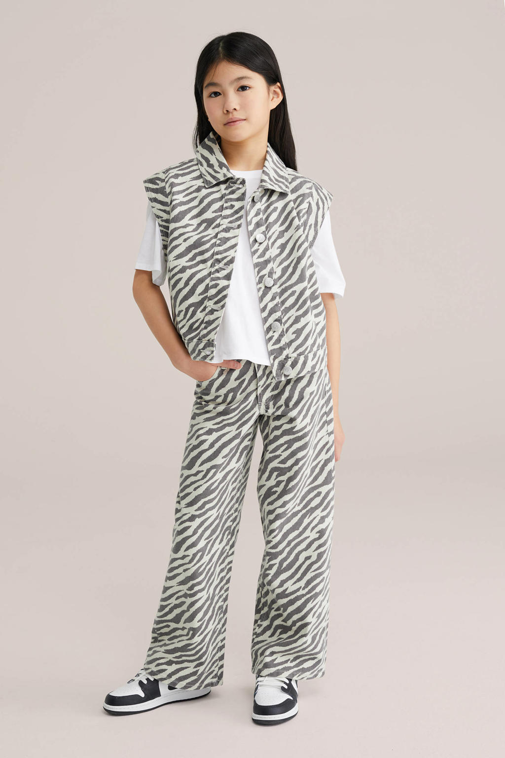 Ecru en zwarte meisjes WE Fashion Blue Ridge gilet van denim met dierenprint, klassieke kraag en knoopsluiting