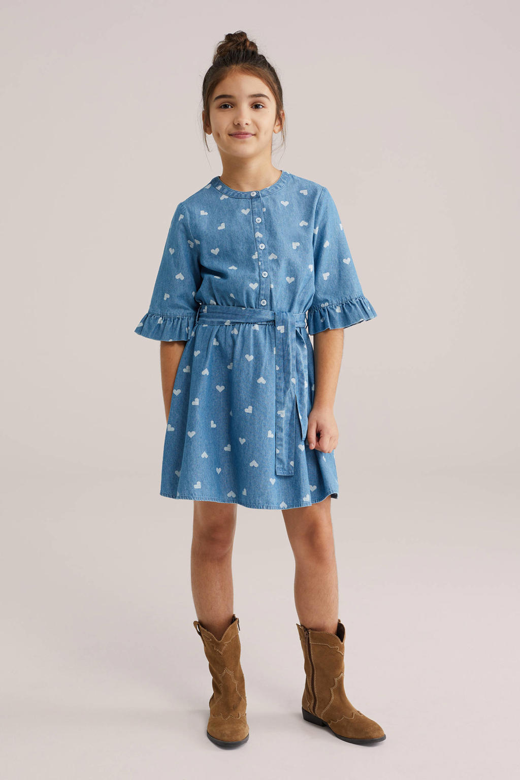 Medium blue denim meisjes WE Fashion Blue Ridge spijkerjurk van katoen met hartjesprint, korte mouwen en ronde hals