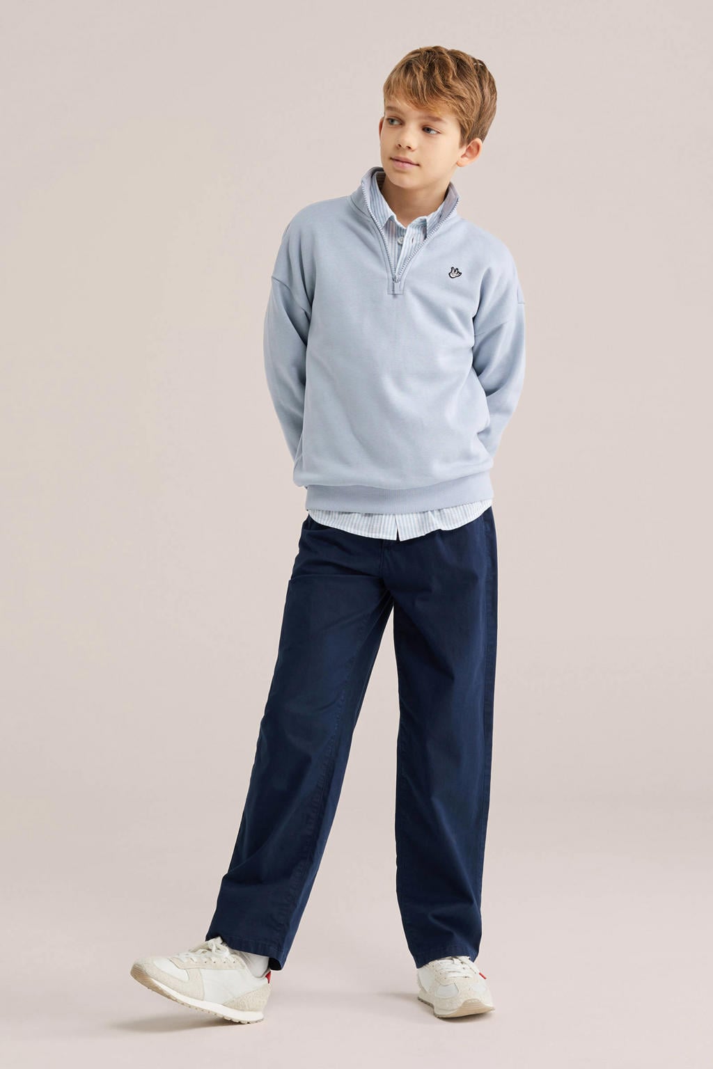 Lichtblauwe jongens WE Fashion pullover van sweat materiaal met effen, lange mouwen, opstaande kraag en geribde boorden
