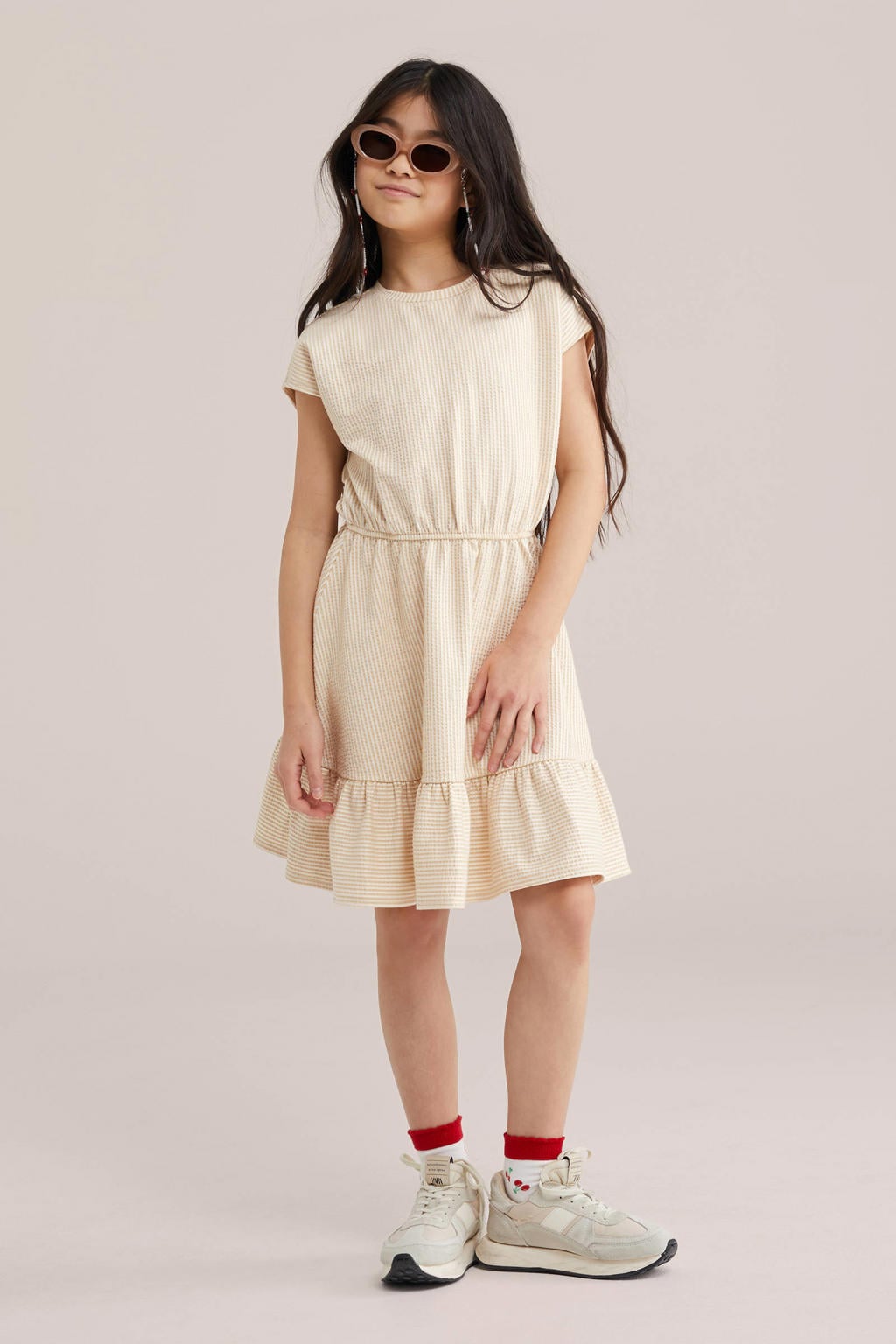 Beige meisjes WE Fashion gestreepte korte jurk van stretchkatoen met korte mouwen en ronde hals