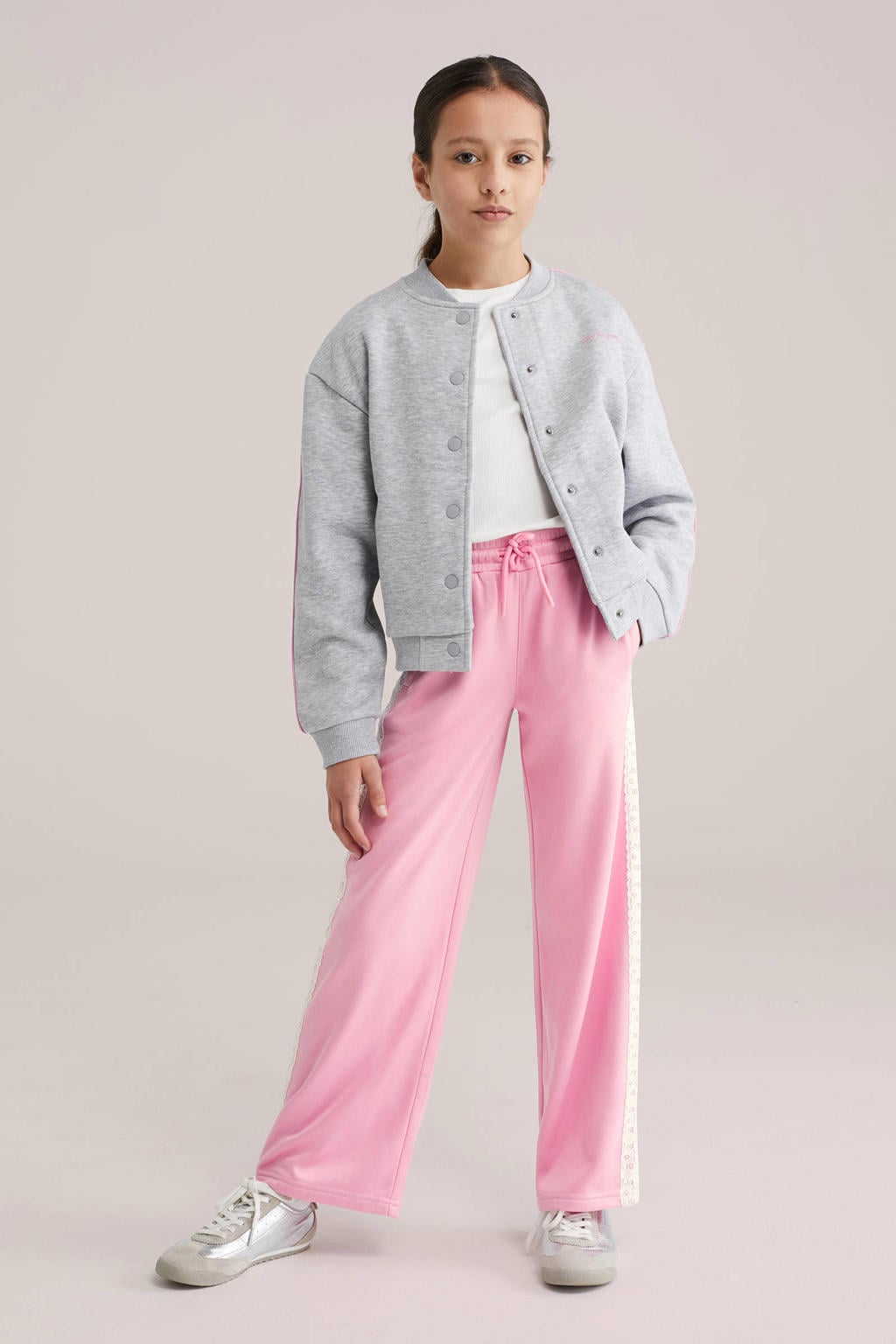 Lichtroze meisjes WE Fashion loose casual broek van polyester met elastische tailleband met koord en effen