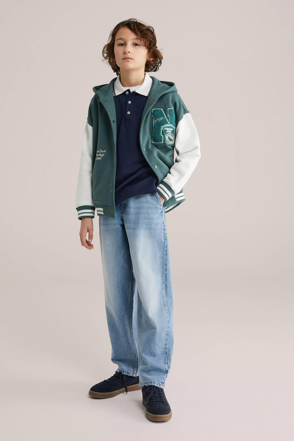 Groen en witte jongens WE Fashion baseballvest van sweat materiaal met backprint, lange mouwen, capuchon, drukknoopsluiting en geribde boorden