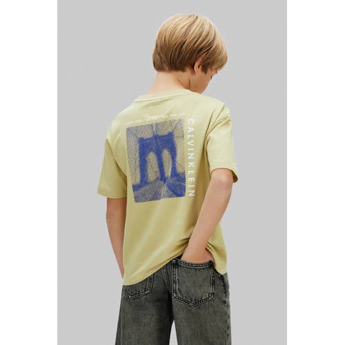 Calvin Klein T-shirt geel Jongens Katoen Ronde hals Effen - maat 128 afbeelding