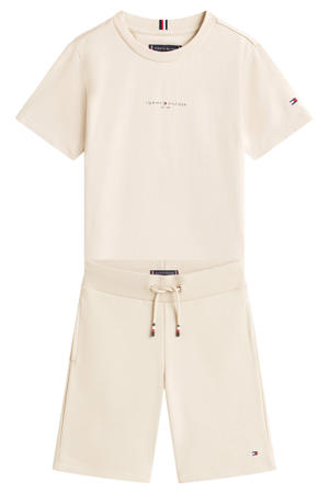 T-shirt + korte broek beige