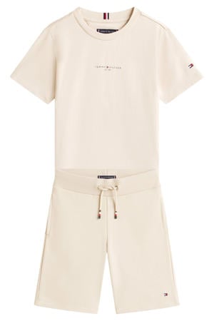 T-shirt + korte broek beige