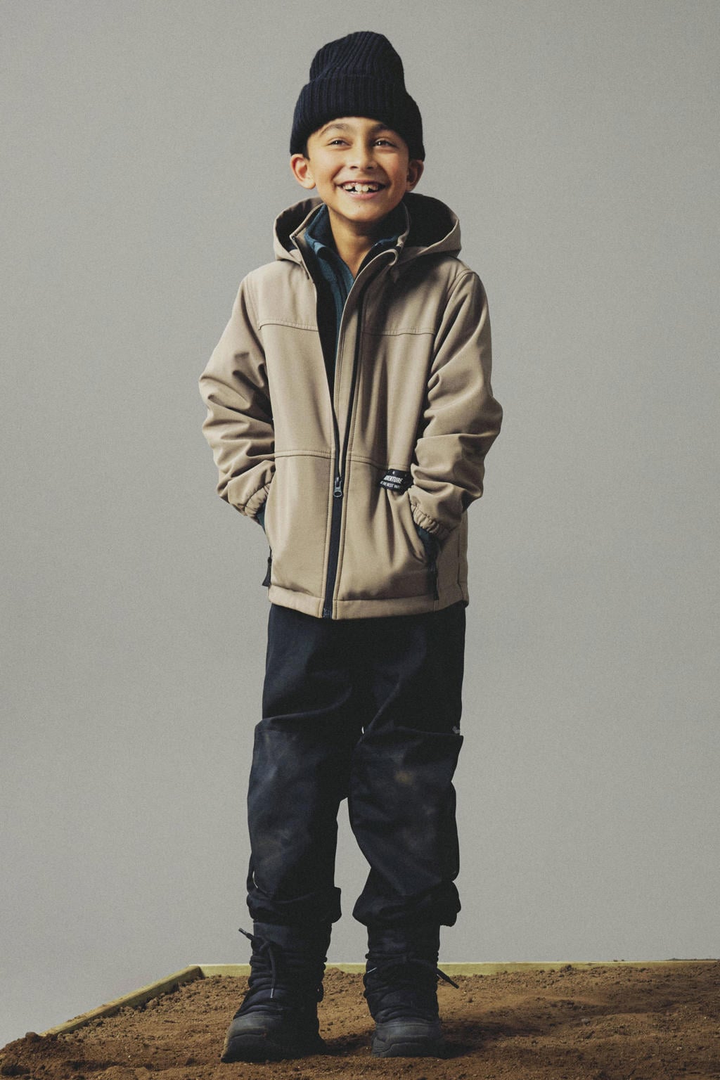 Zandkleurige jongens NAME IT KIDS softshell jas met effen, lange mouwen, capuchon, ritssluiting en reflecterende details
