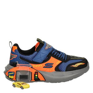 Garage sneakers met auto
