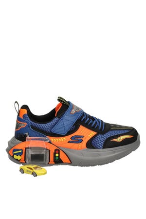 Garage sneakers met auto