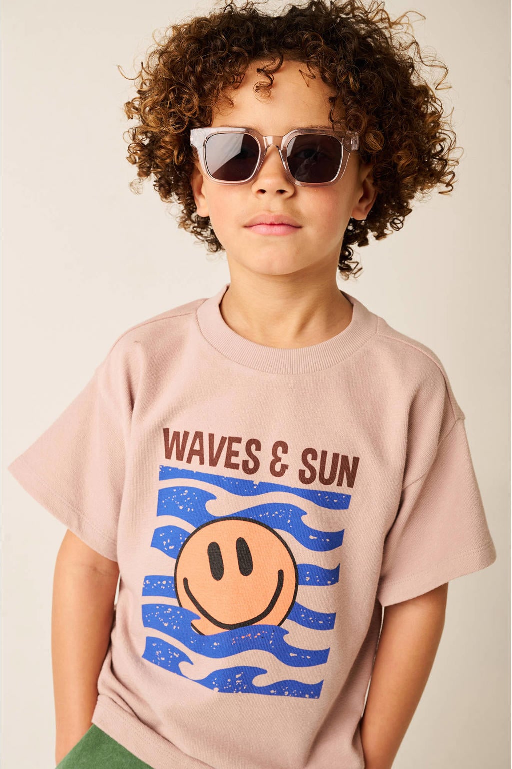 Lichtroze jongens Tumble 'n Dry T-shirt met printopdruk, korte mouwen en ronde hals