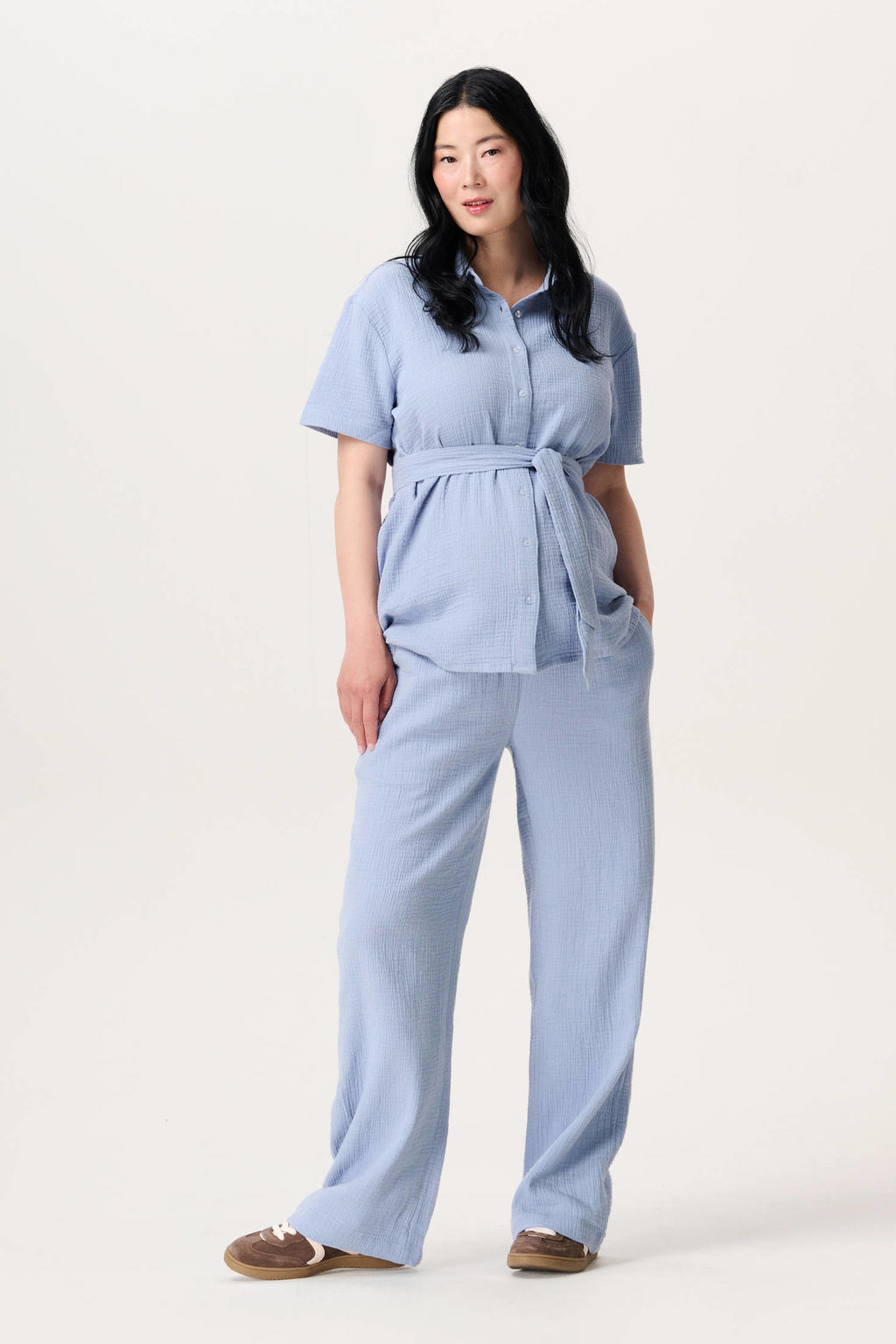 Blauwe dames Noppies maternity zwangerschaps- en voedings blouse met korte mouwen, klassieke kraag, knoopsluiting en ceintuur
