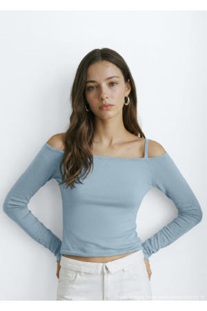 off shoulder top lichtblauw fijn gebreid