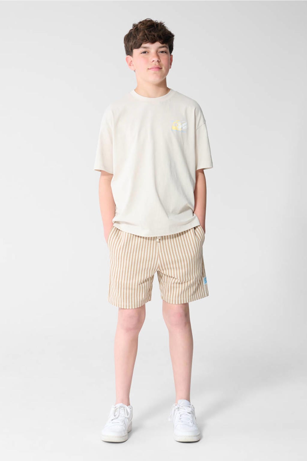 Zand en witte jongens Shoeby gestreepte sweatshort met regular waist en elastische tailleband met koord