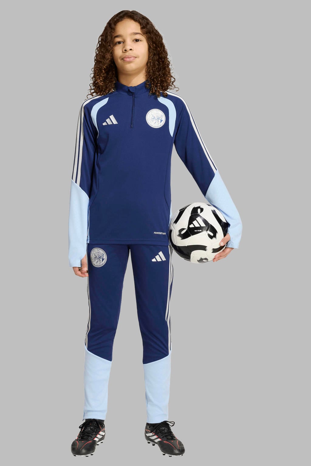 Blauw en lichtblauwe jongens en meisjes adidas Performance Junior Ajax Amsterdam voetbalshirt Training van polyester met lange mouwen, opstaande kraag en ritssluiting