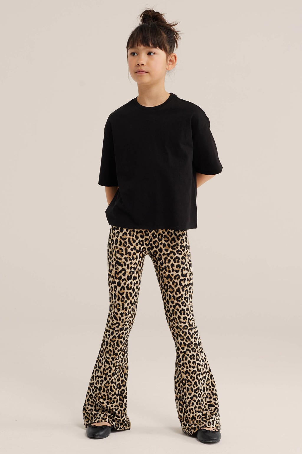 Bruine meisjes WE Fashion flared legging van viscose met elastische tailleband en dierenprint
