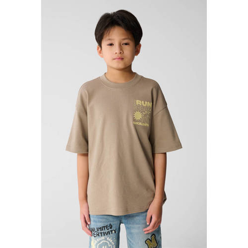 Shoeby T-shirt met backprint taupe Bruin Jongens Katoen Ronde hals Backprint - maat 110/116 afbeelding