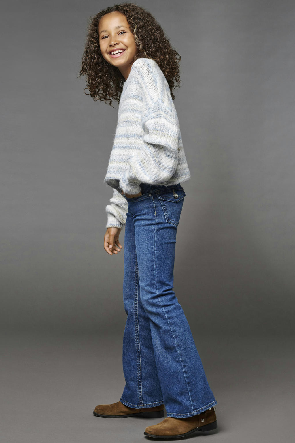 Medium blue denim meisjes KIDS ONLY GIRL flared jeans mediumblauw van denim met low waist, rits- en knoopsluiting en effen