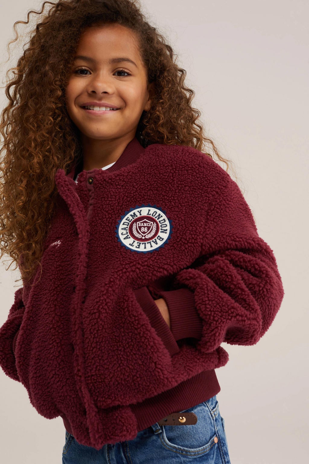 Donkerrode meisjes WE Fashion teddy jas met effen, lange mouwen, drukknoopsluiting en geribde boorden