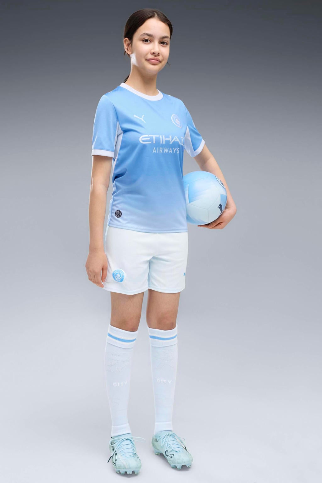 Wit en lichtblauwe jongens en meisjes Puma junior manchester city voetbalshort thuis van polyester met elastische tailleband met koord