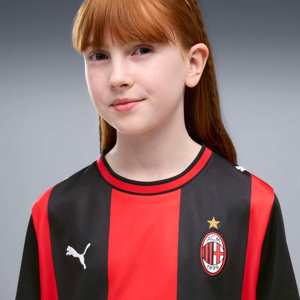 Rood en zwarte jongens en meisjes Puma junior ac milan voetbalshirt thuis van polyester met korte mouwen en ronde hals